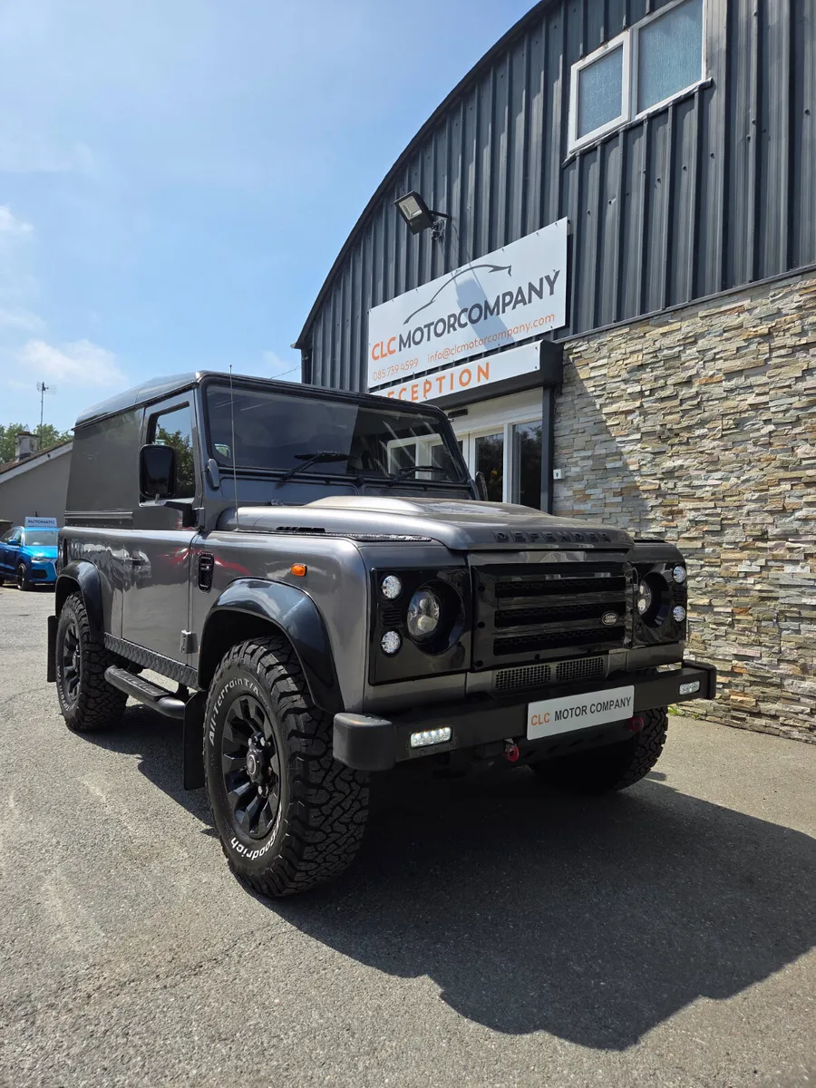Land Rover Defender 2011 - Image 1