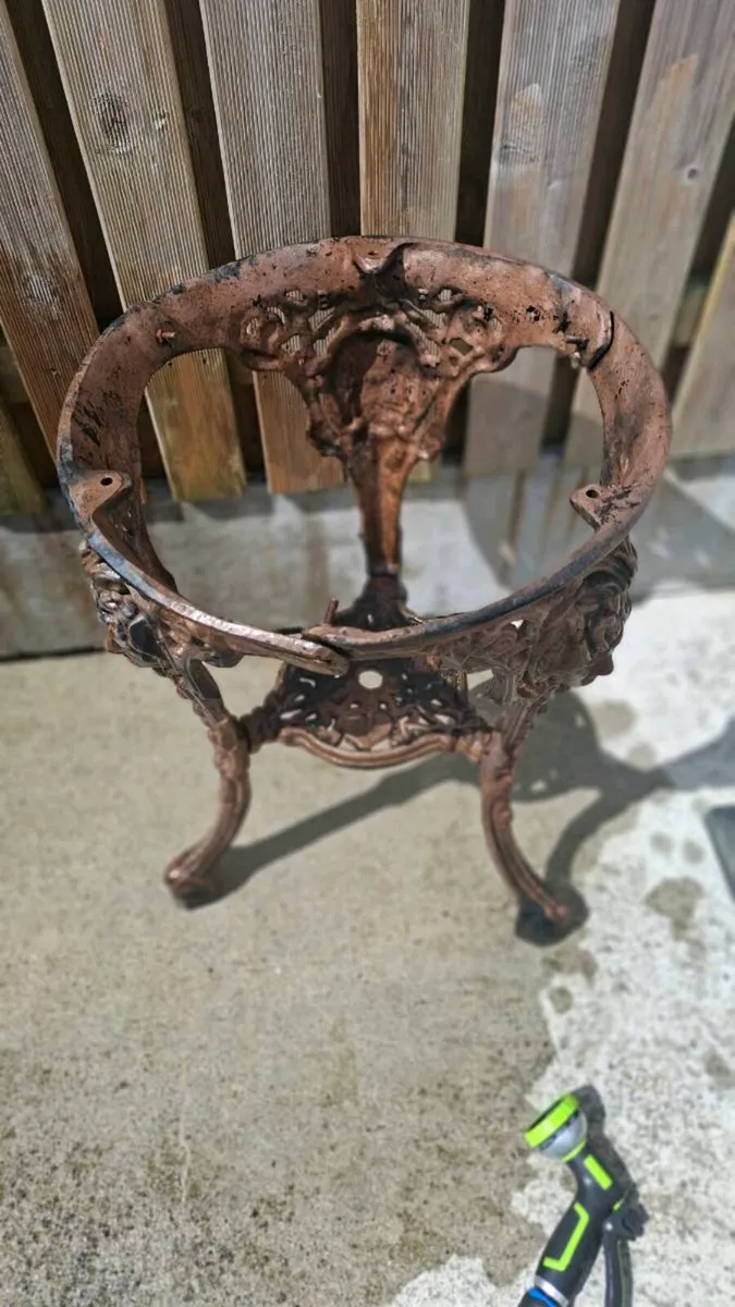 Vintage English cast iron pub table - Image 4