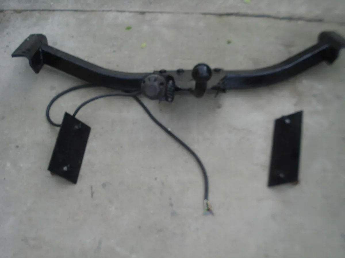 ORIGINAL 1980s GM OPEL CORSA/NOVA TOW BAR. - Image 2