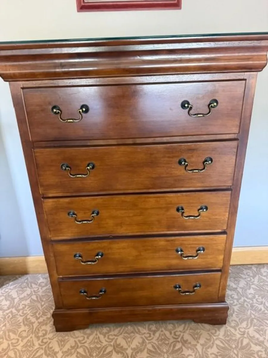 Chester Drawers & 2 Bedside Lockers - Image 1