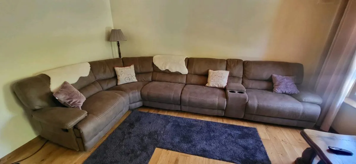 CORNER SOFA EXCELLENT  LIKE NEW - Image 1