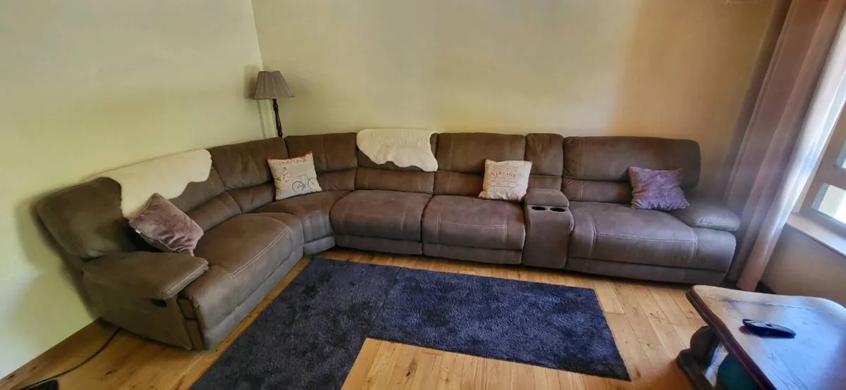 CORNER SOFA EXCELLENT  LIKE NEW - Image 3