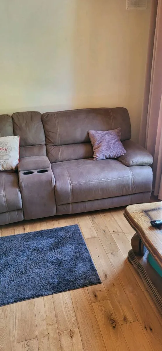CORNER SOFA EXCELLENT  LIKE NEW - Image 4