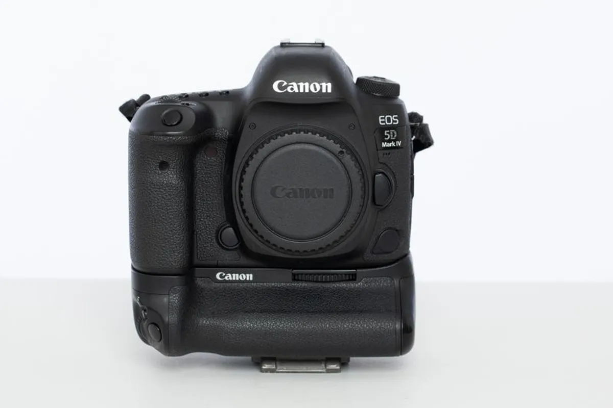 Canon EOS 5D Mk IV Camera Body + Battery Grip BG E20 - Image 1