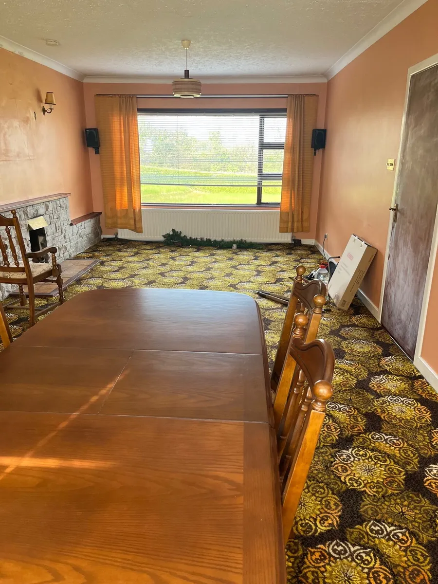 Table and chairs - Image 1