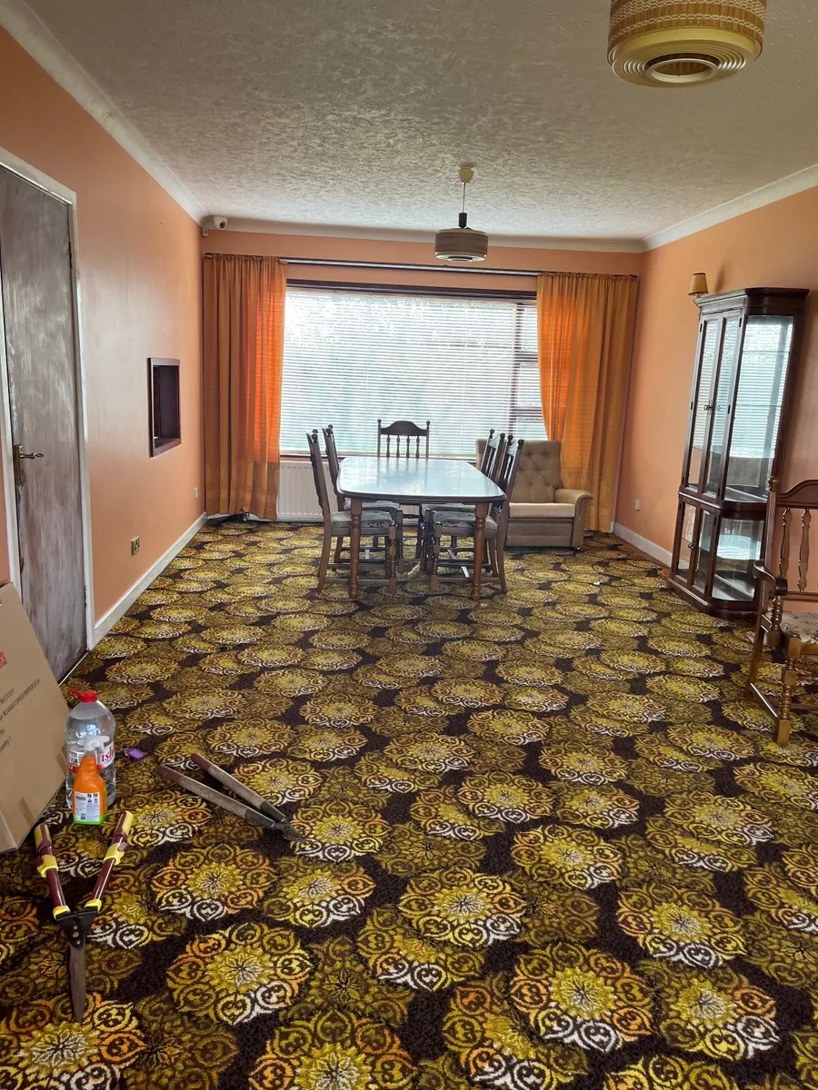 Table and chairs - Image 2