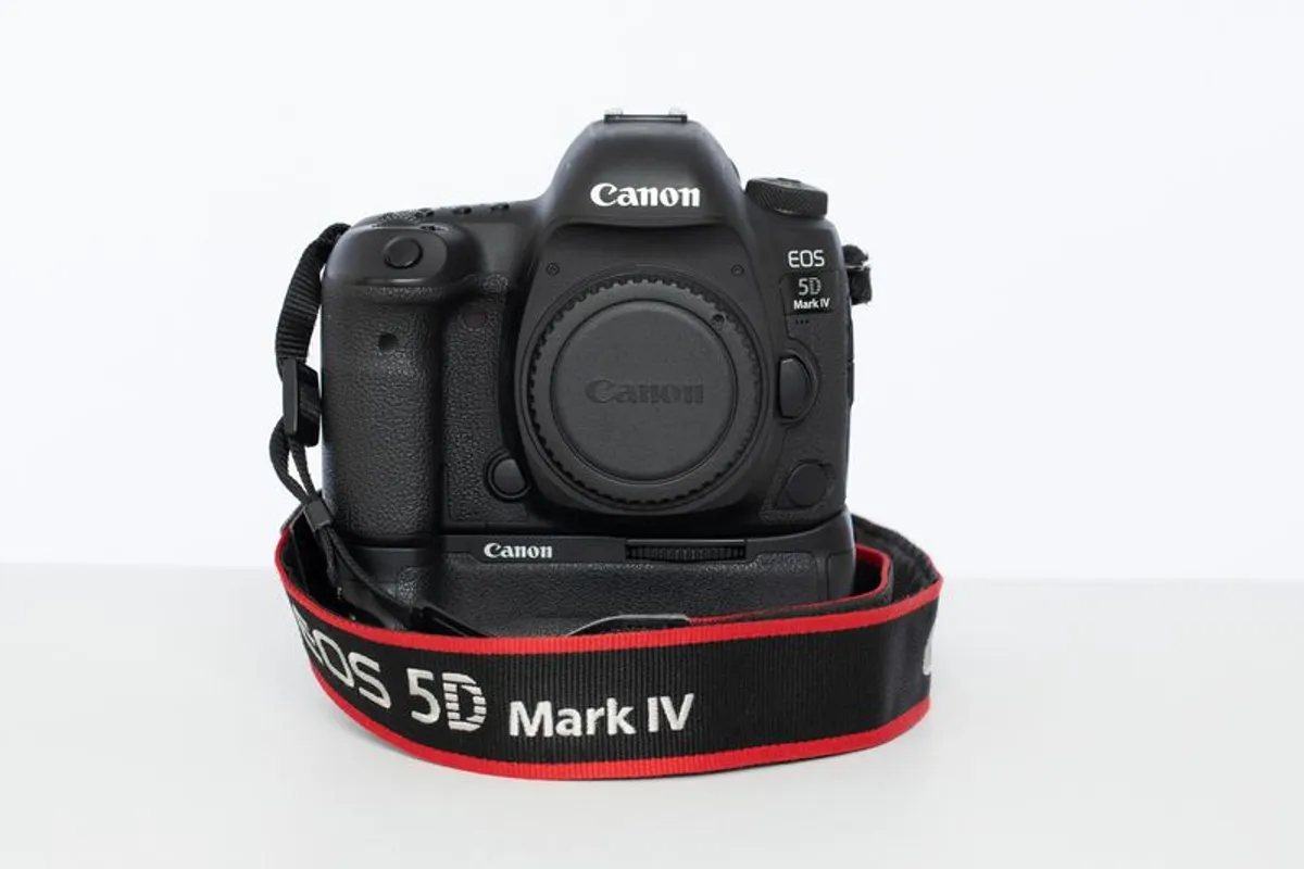 Canon EOS 5D Mk IV Camera Body + Battery Grip BG E20 - Image 2
