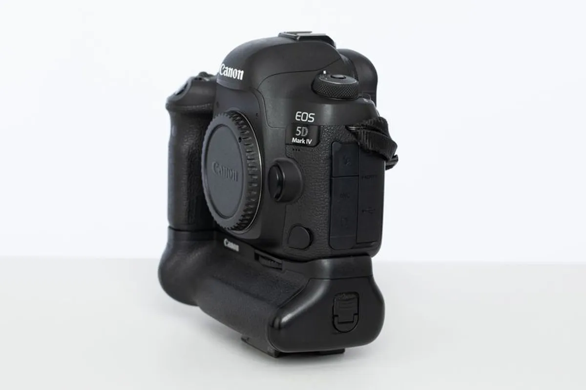Canon EOS 5D Mk IV Camera Body + Battery Grip BG E20 - Image 3