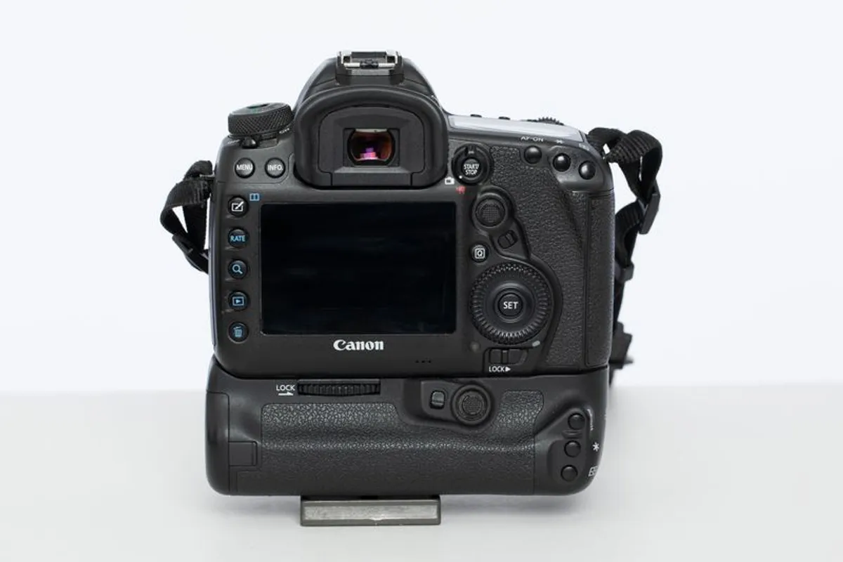 Canon EOS 5D Mk IV Camera Body + Battery Grip BG E20 - Image 4