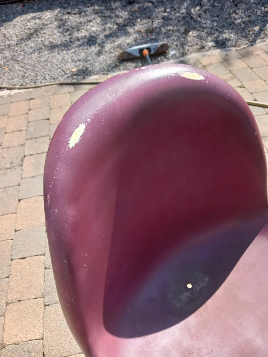 Table and chairs - Image 1