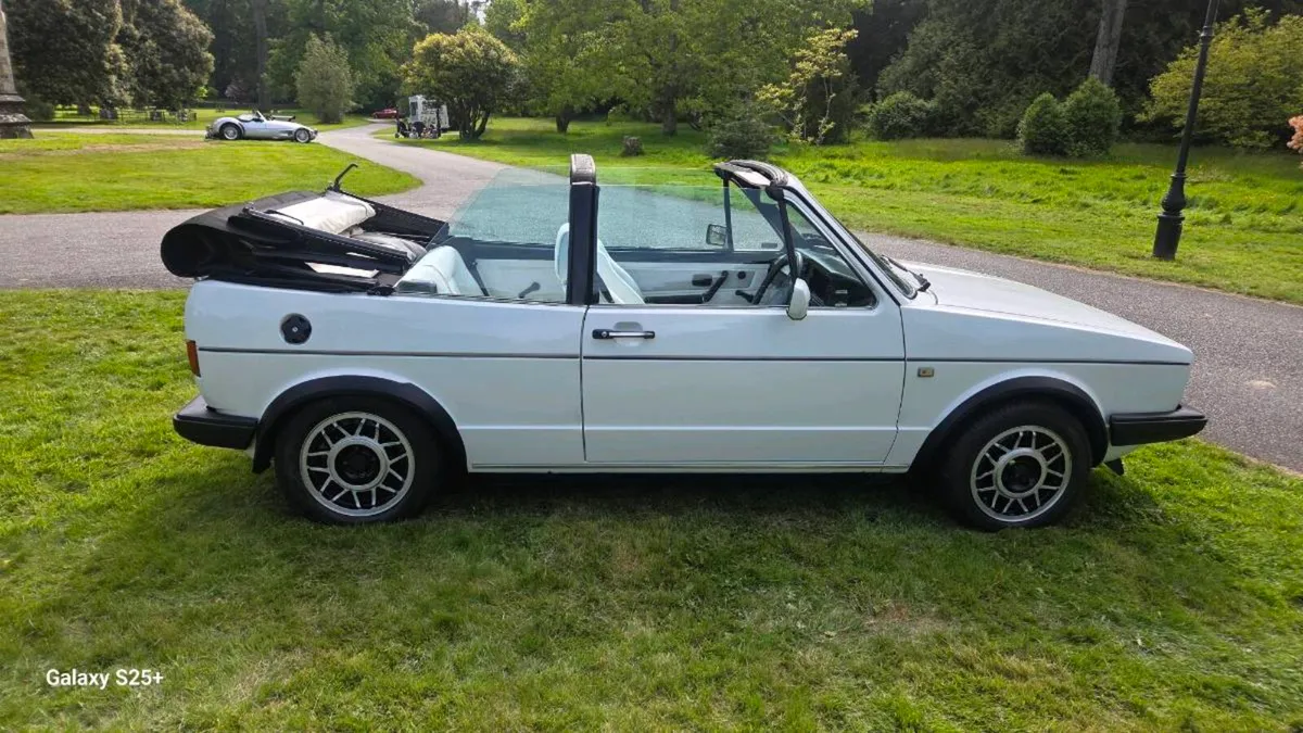 Vintage car - Image 1