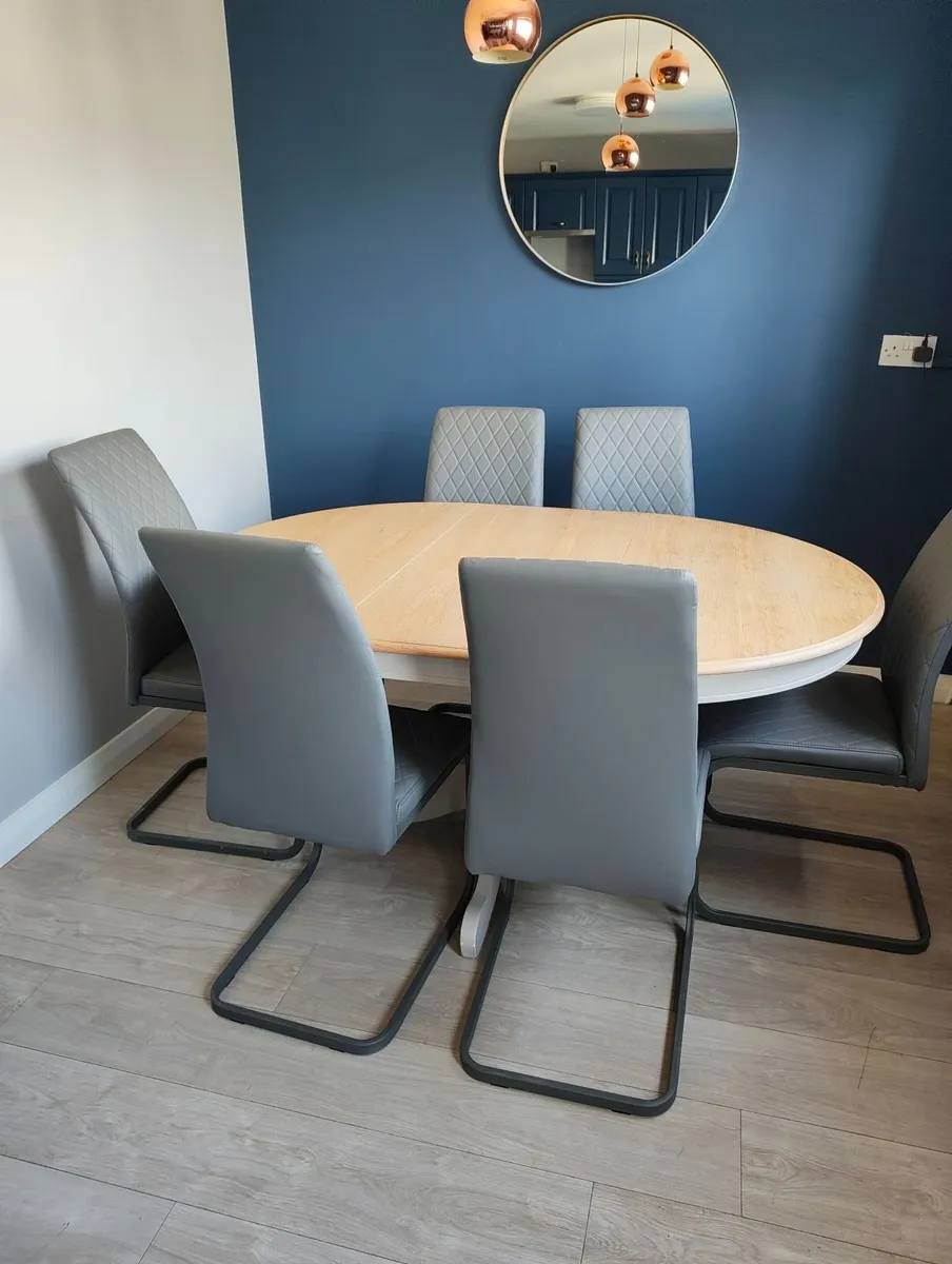 Kitchen table and chairs - Image 1
