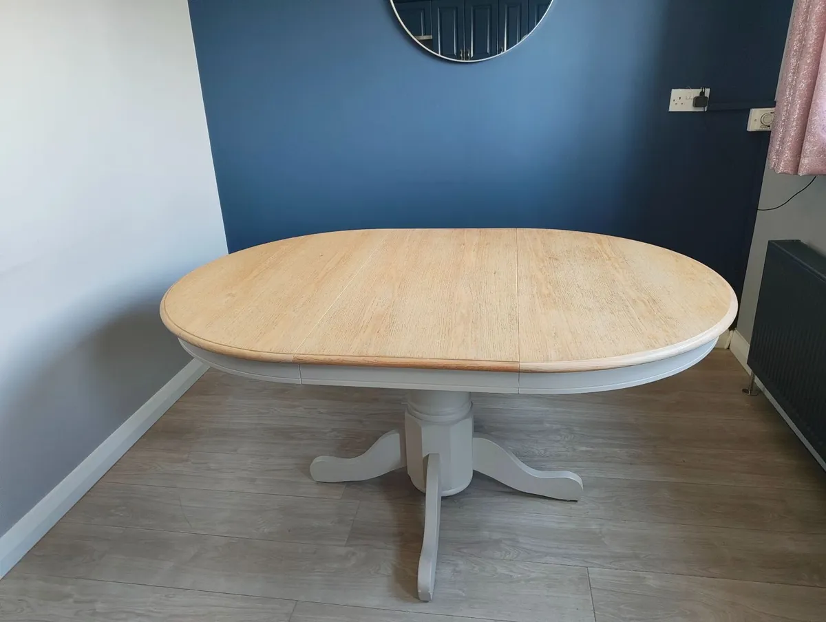Kitchen table and chairs - Image 2