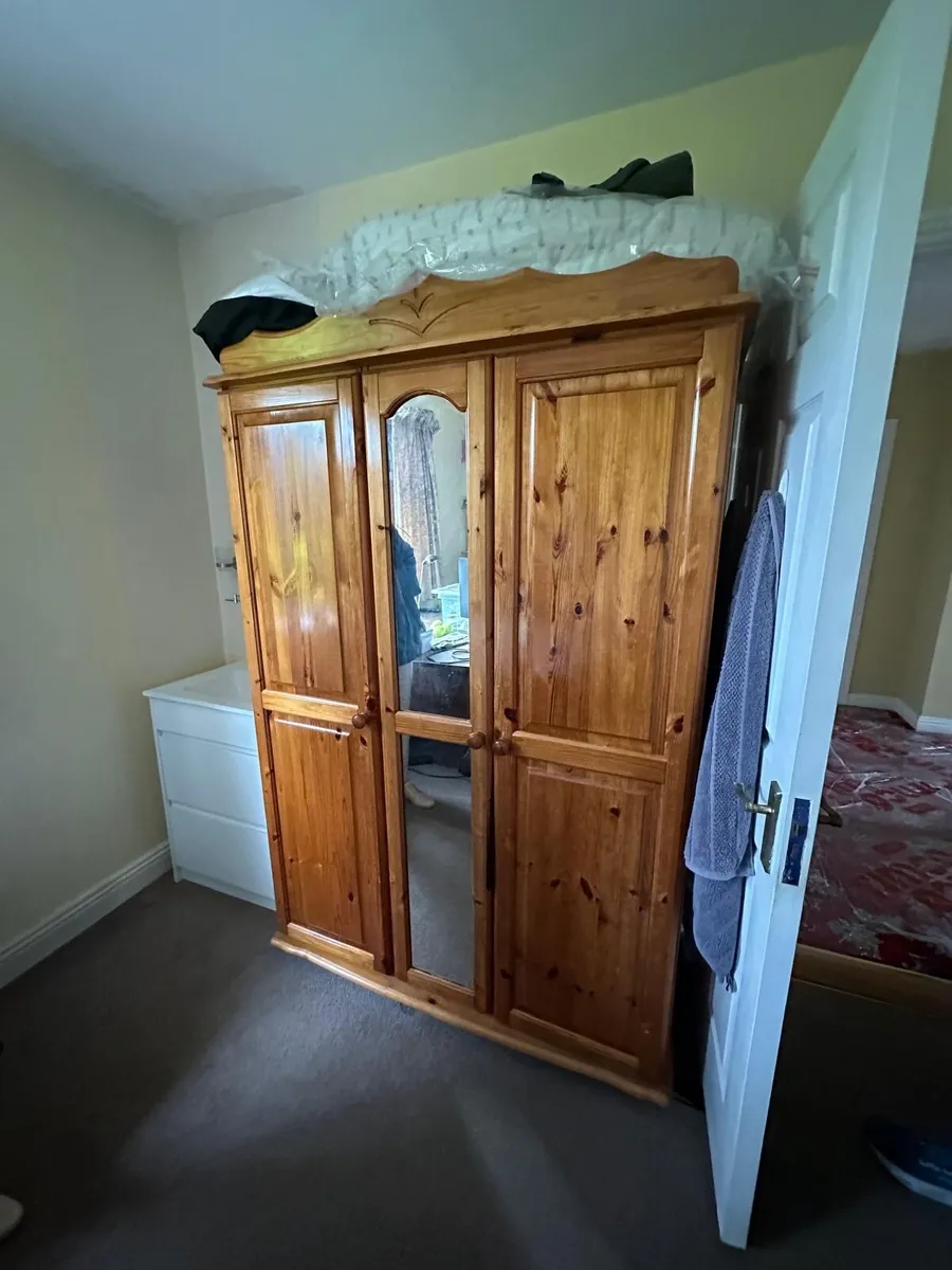 3 door pine wardrobe with mirror - Image 3