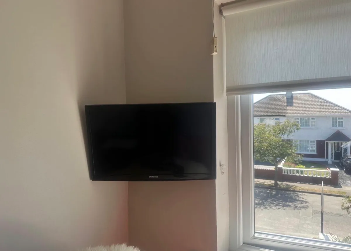 32” Tv & Bracket