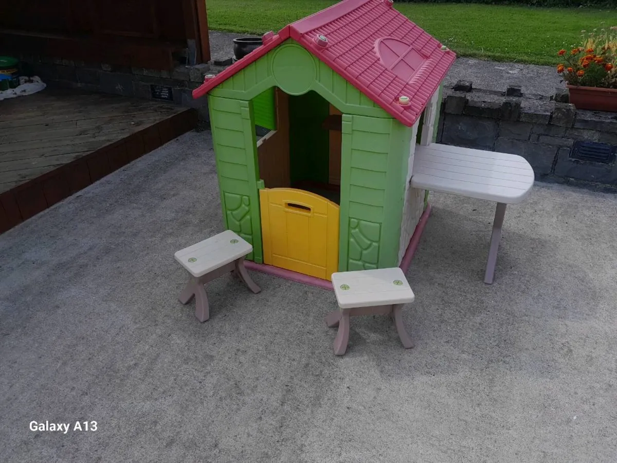Play house with table & chairs - Image 1