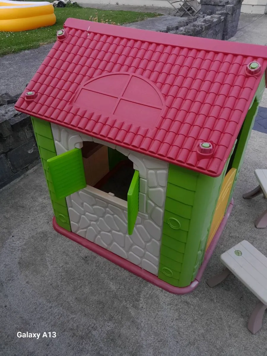 Play house with table & chairs - Image 2