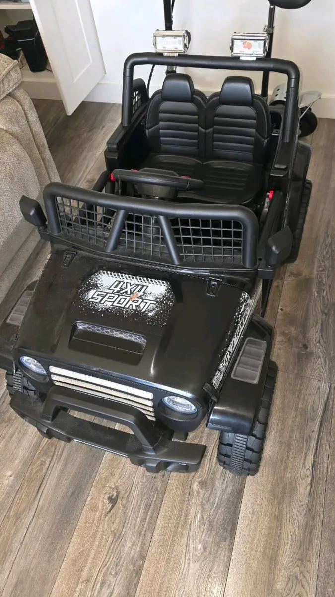 Child's 4x4 electric jeep - Image 1