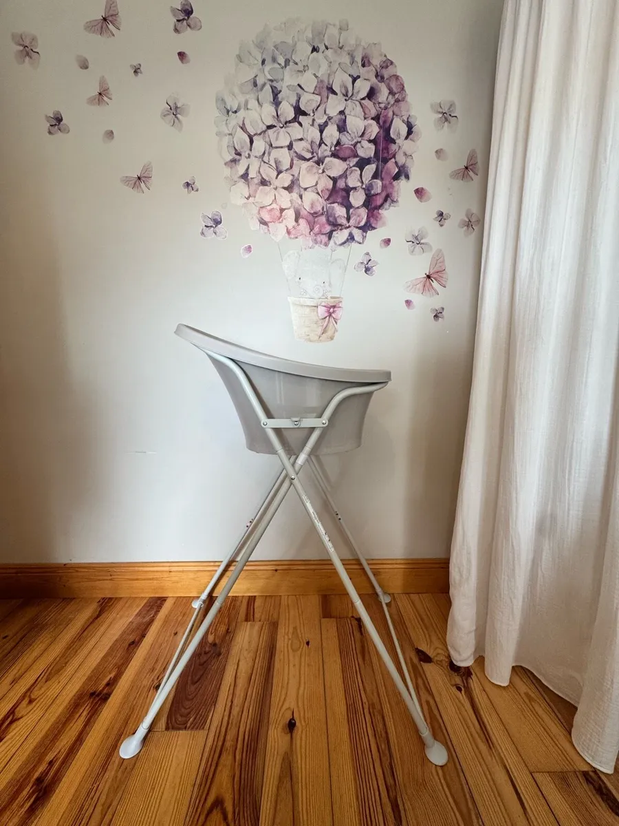 Shnuggle Baby Bath with Stand - Image 1
