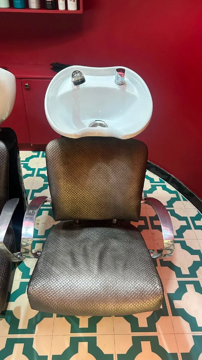 Salon chairs and basins - Image 1
