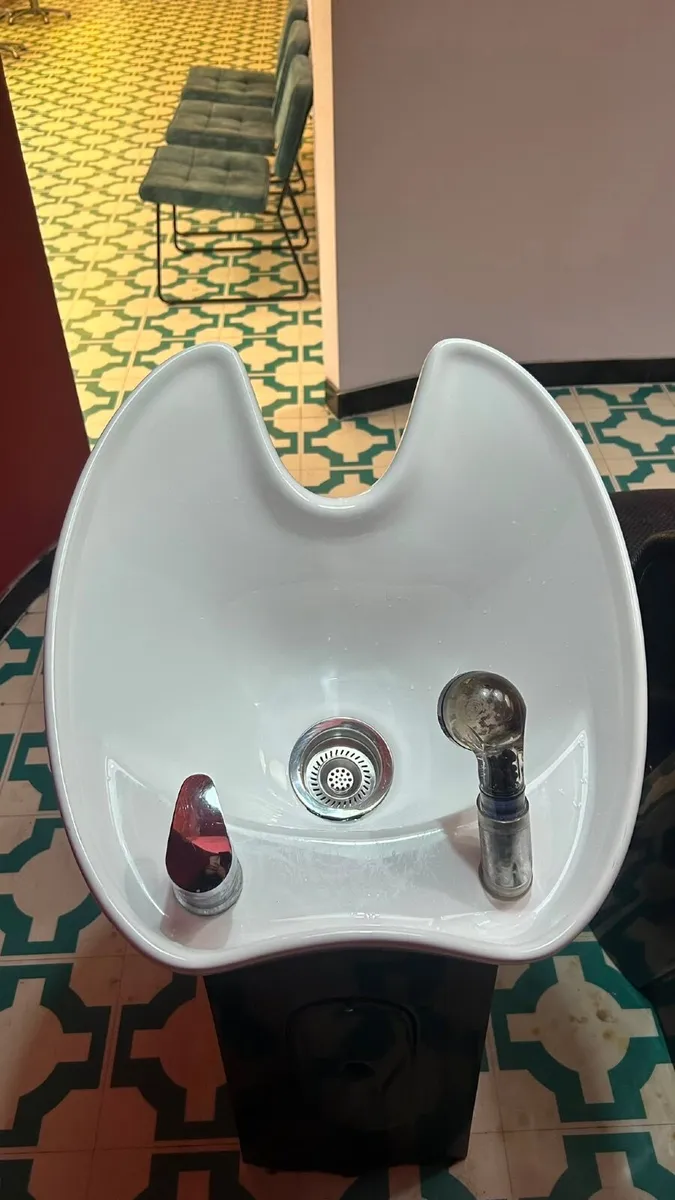 Salon chairs and basins - Image 4