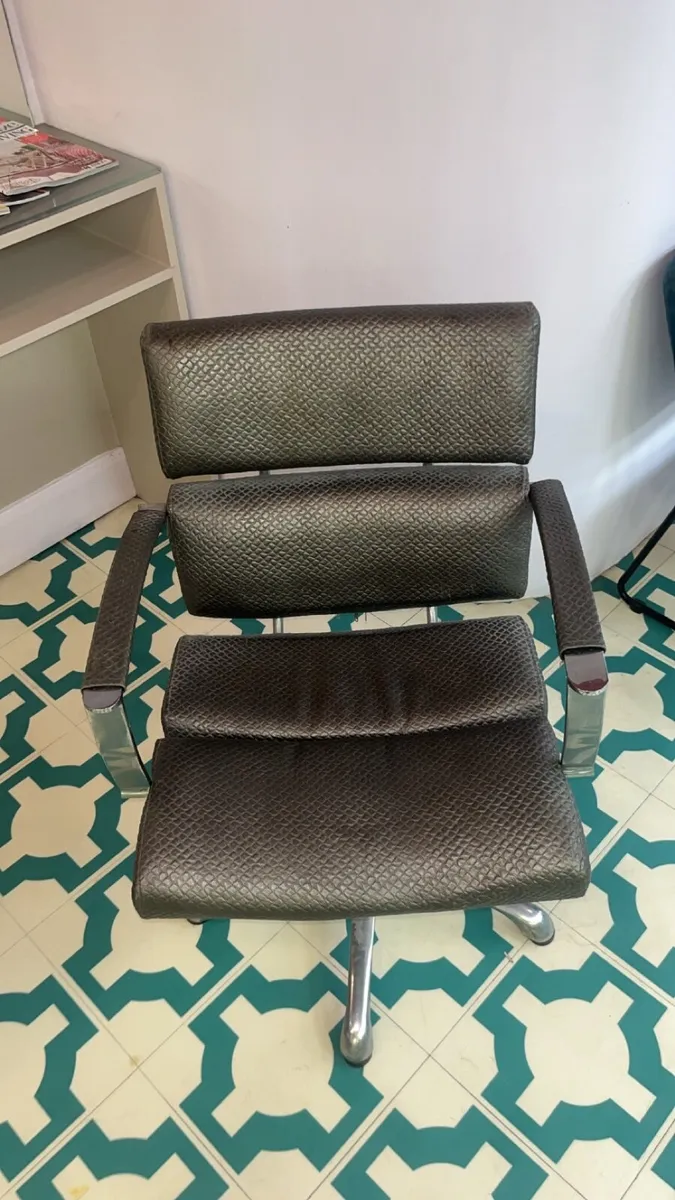 Salon chairs and basins - Image 2