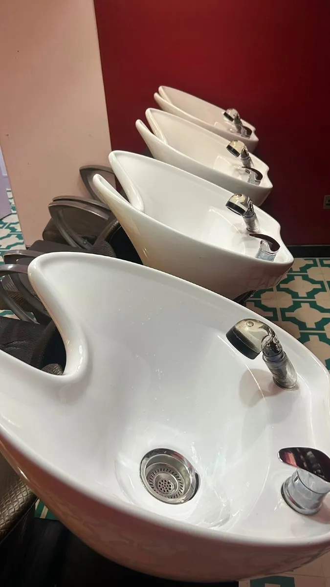 Salon chairs and basins - Image 3