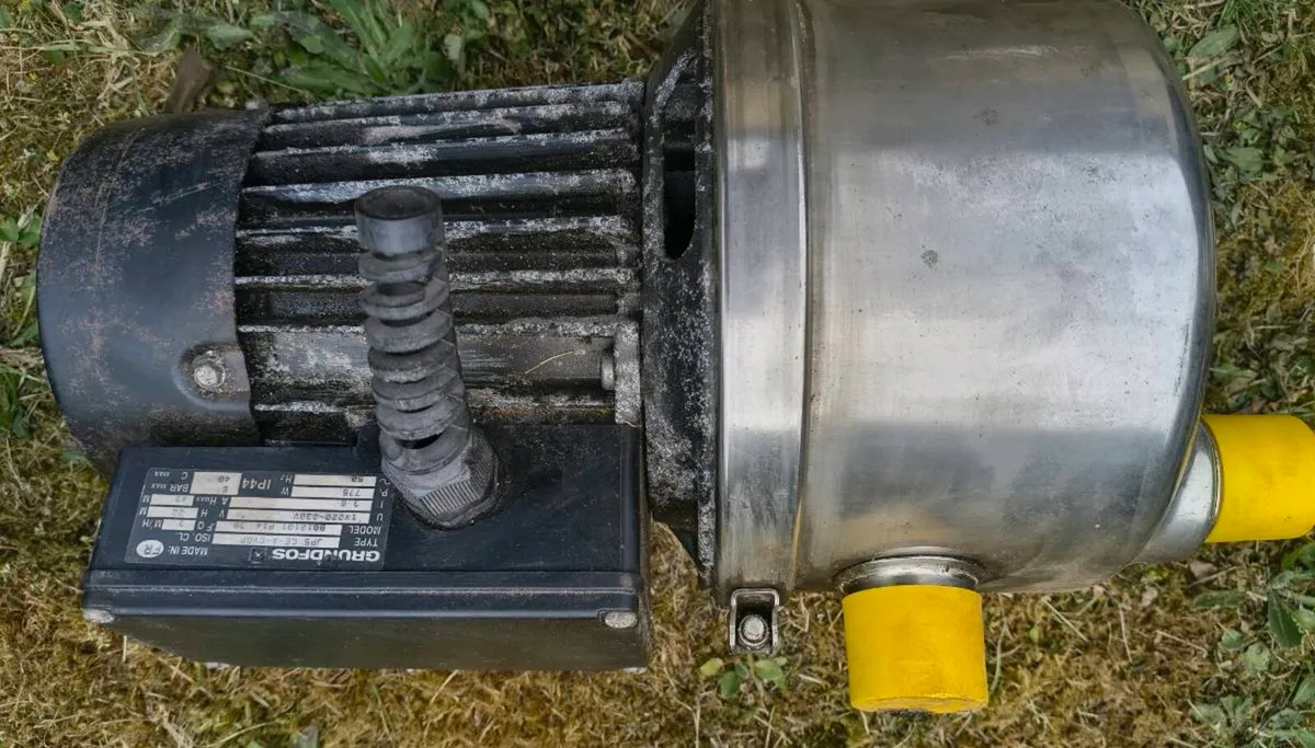 2 No Grunfos water pumps and one vacuum pump - Image 1