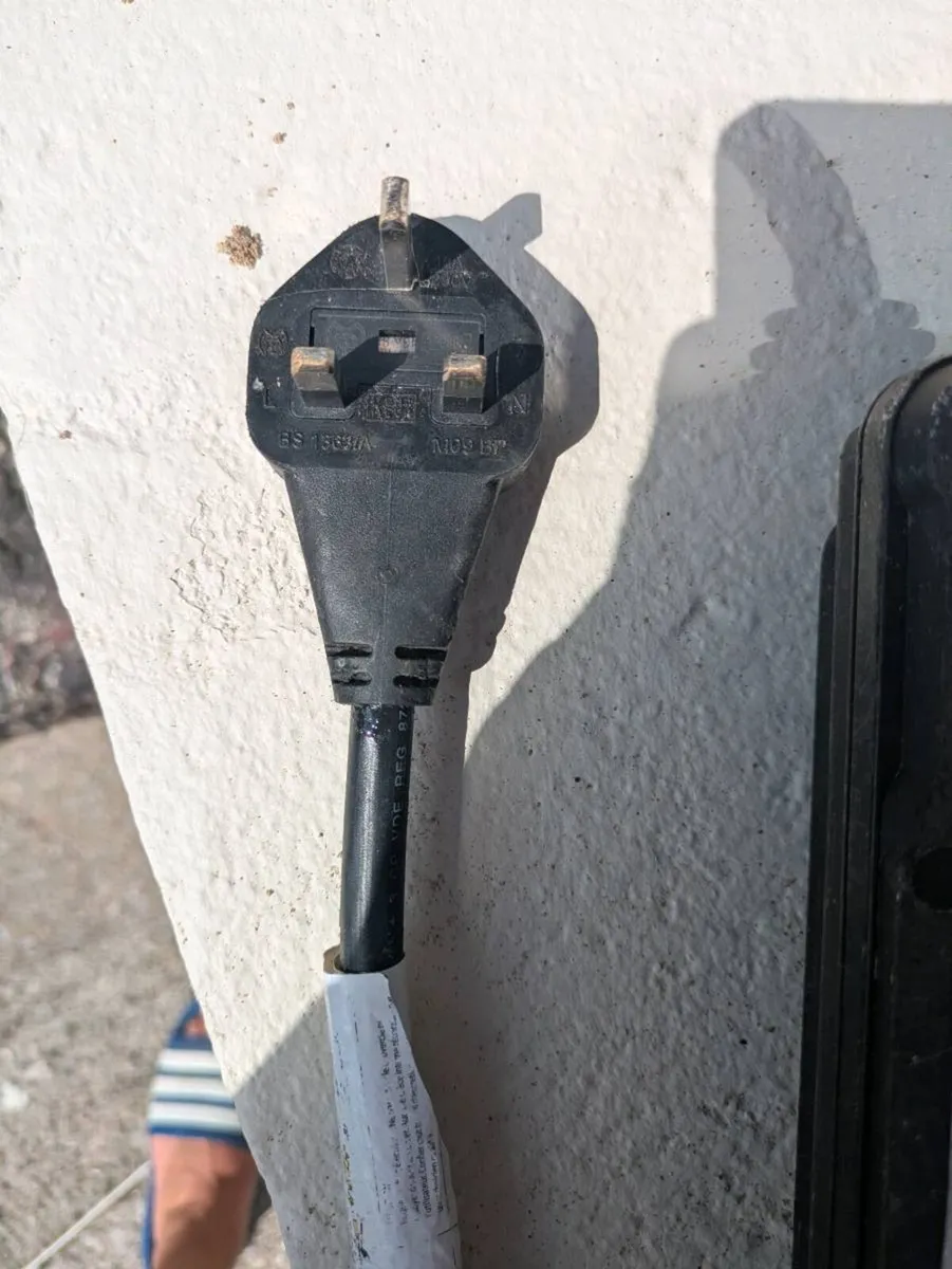 Mercedes Benz C350e charger - Image 2