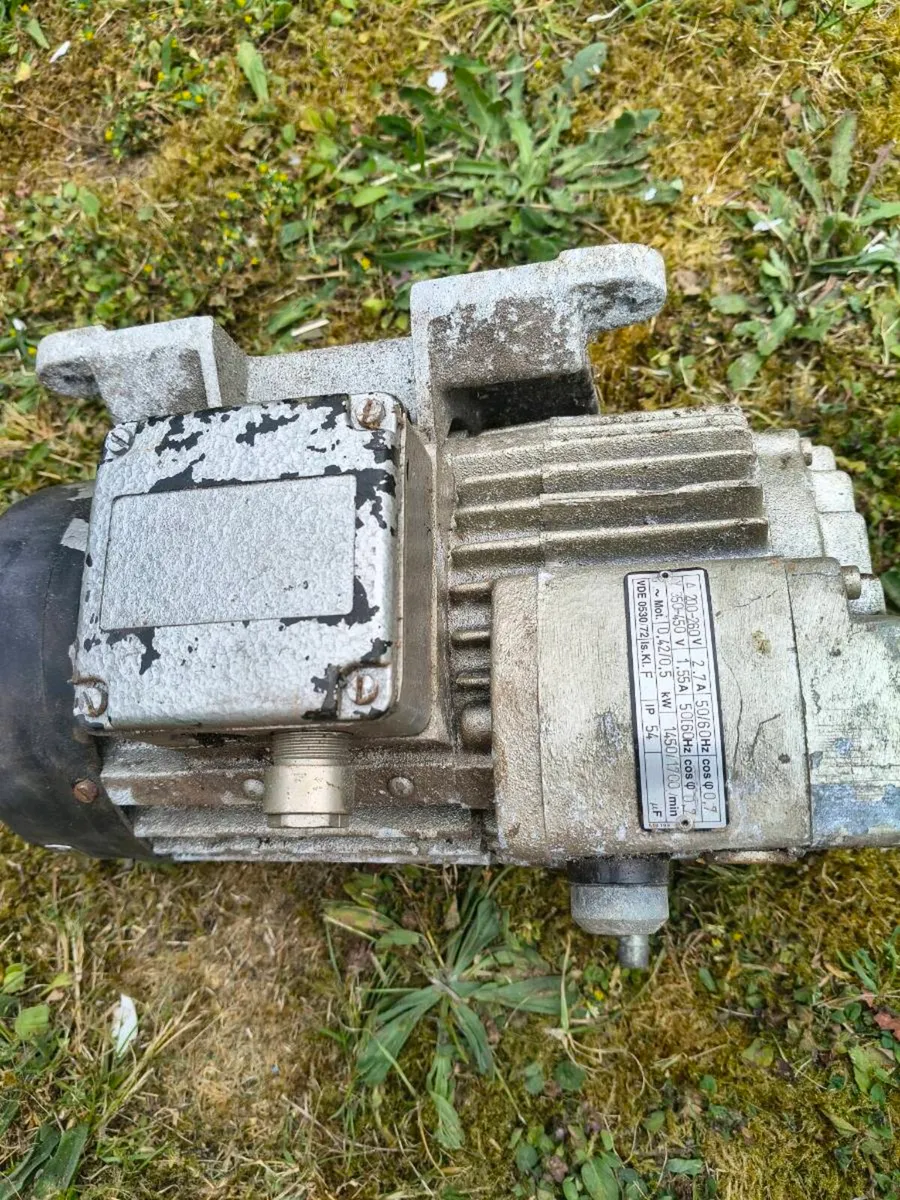 2 No Grunfos water pumps and one vacuum pump - Image 4