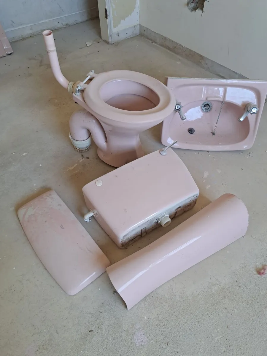 Bathroom suite - Image 1