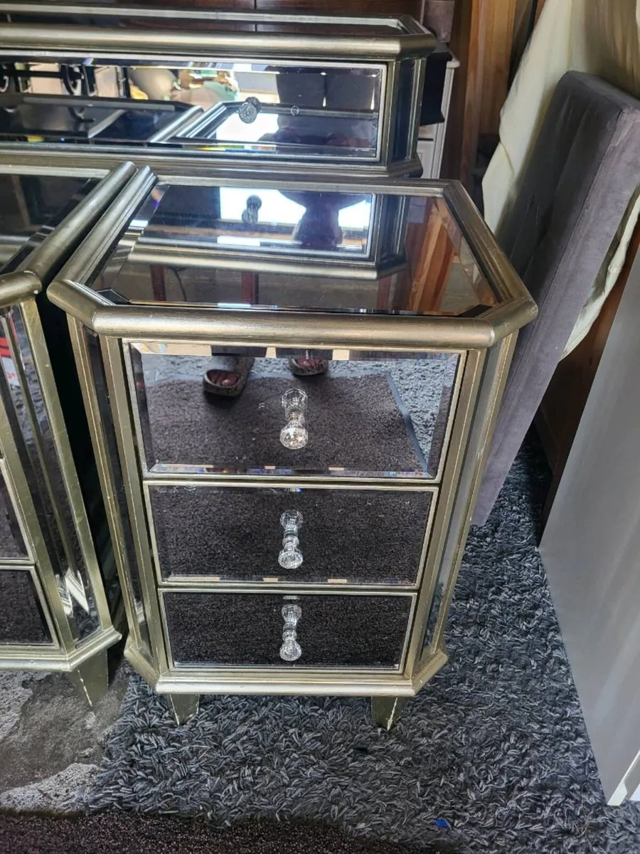 Bedroom vanity table and matching lockers - Image 3