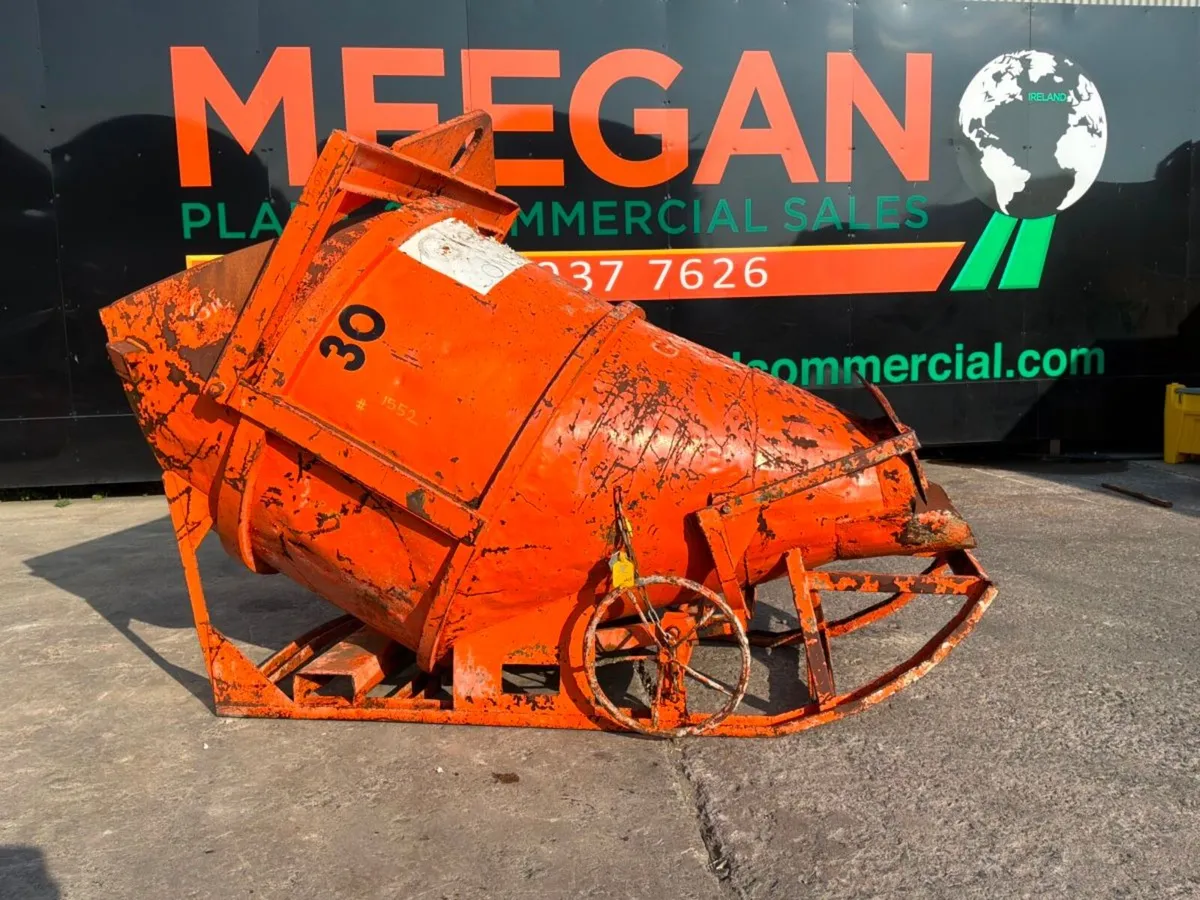 1000 litre Banana type concrete pouring skip...... - Image 1