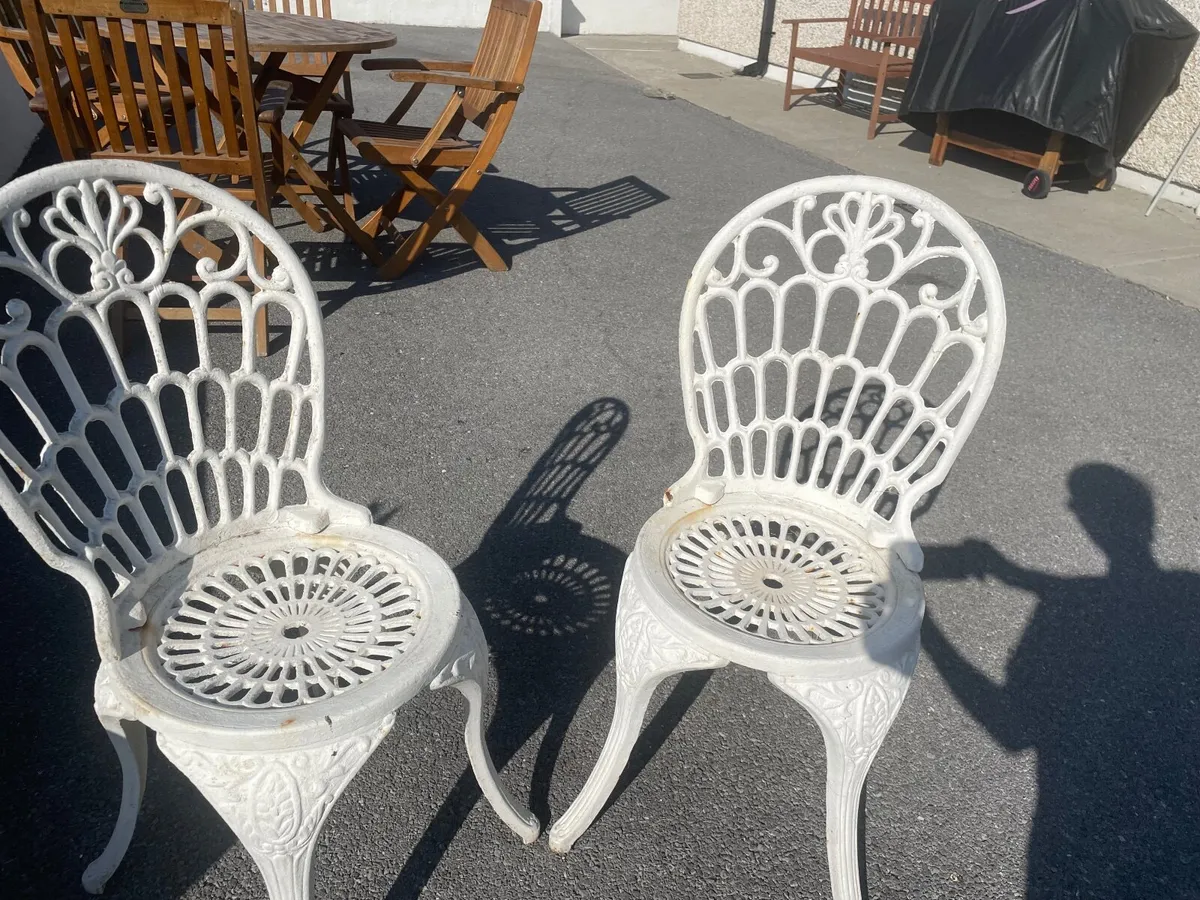 2 cast iron garden chairs - Image 1