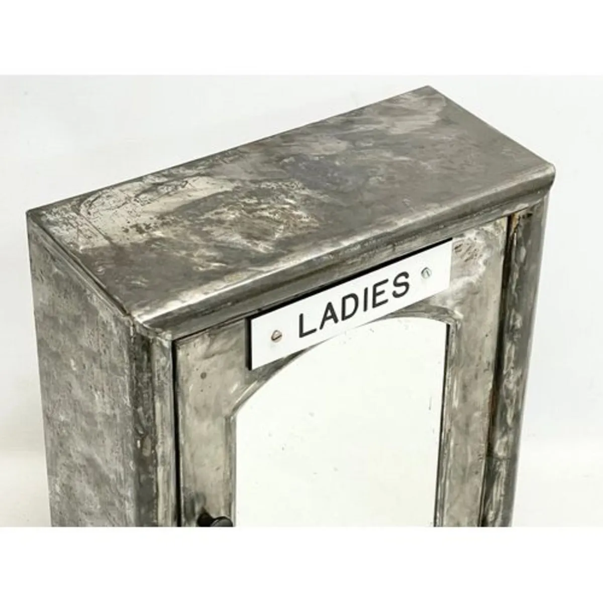 A 1950’s metal medicine cabinet - Image 2
