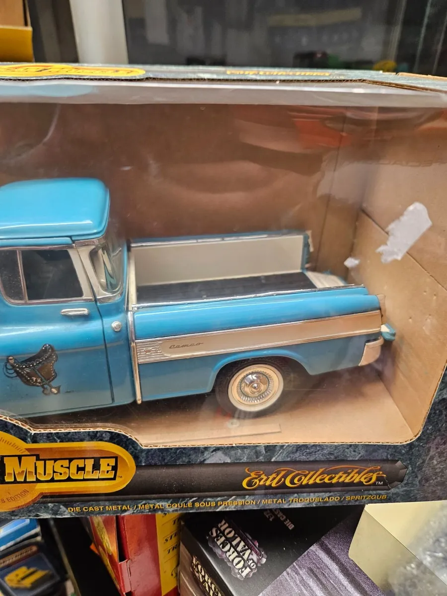 Corgi ERTL Chevrolet Cameo Truck 1.18 - Image 3