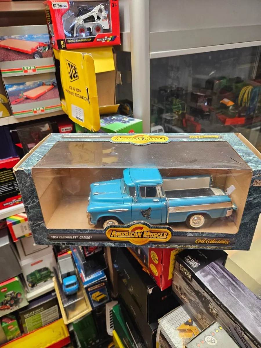 Corgi ERTL Chevrolet Cameo Truck 1.18 - Image 1