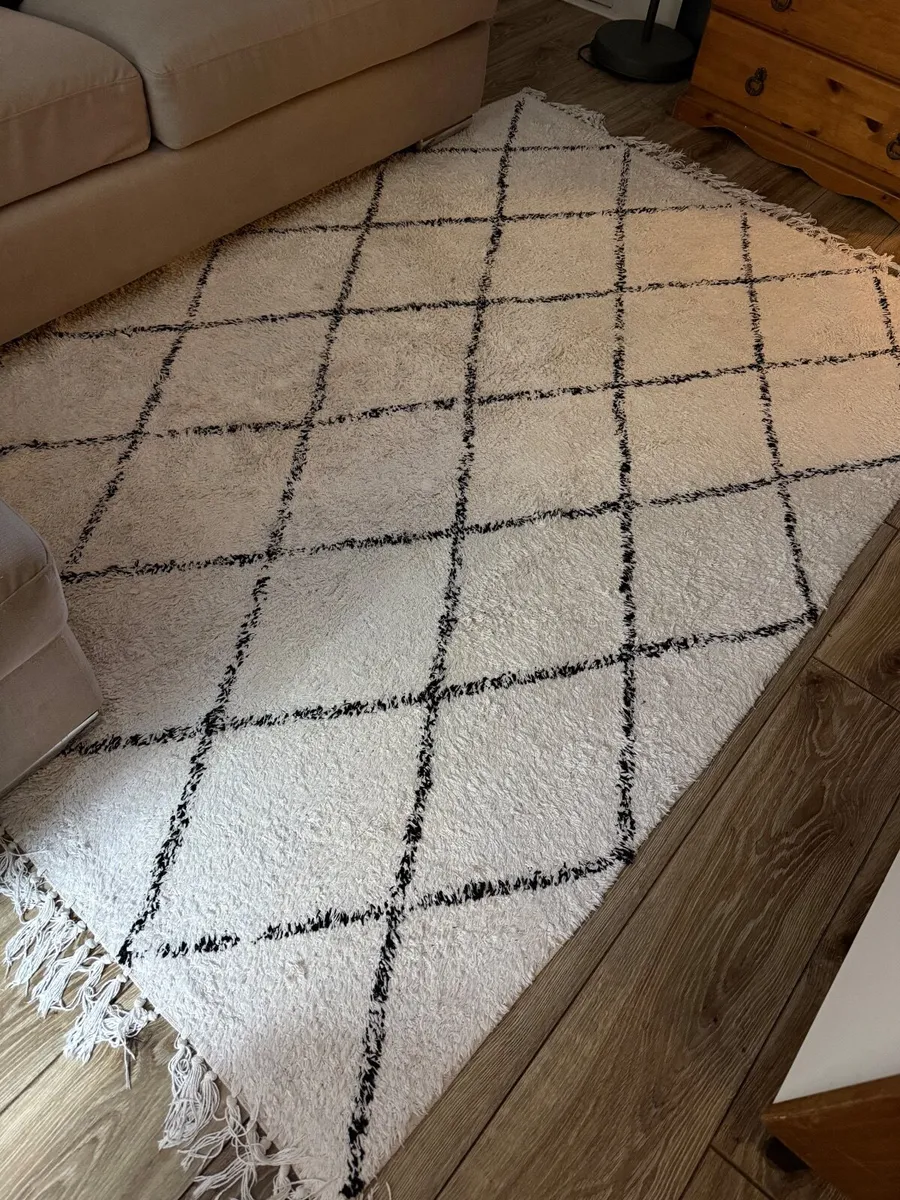 White and black rug - Image 3