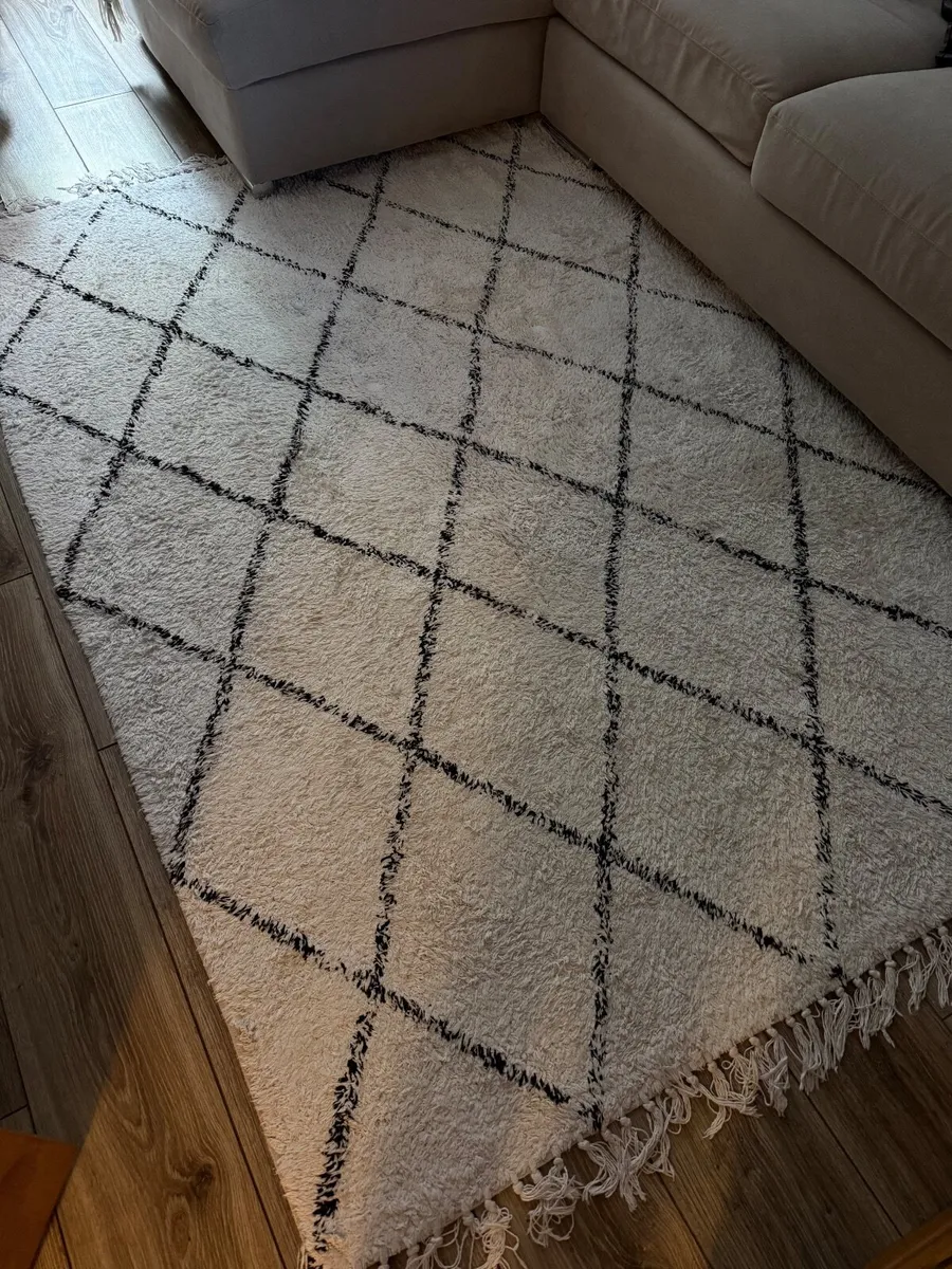 White and black rug - Image 4