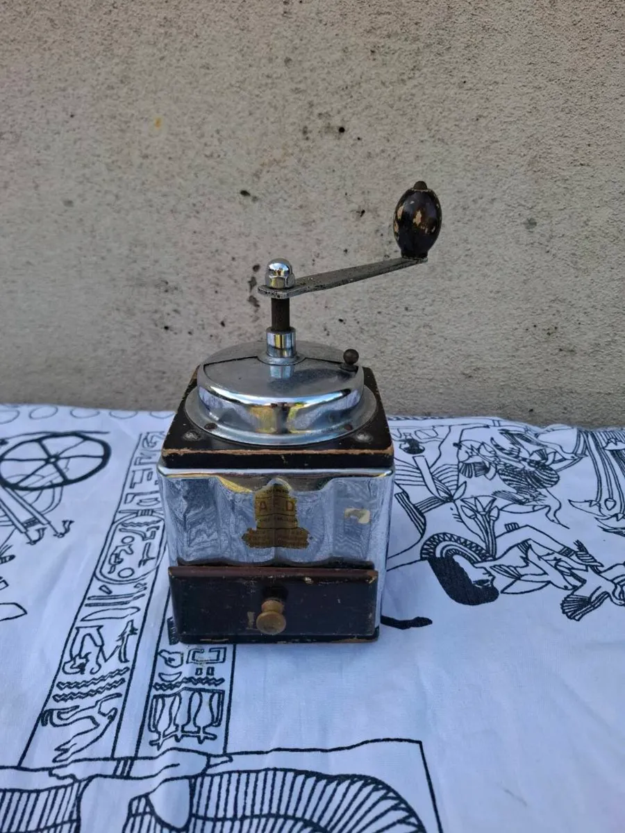 Metallic coffee grinder - Image 1