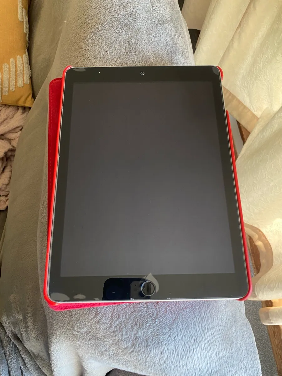 iPad 5th Gen (2017) 128GB - Image 1