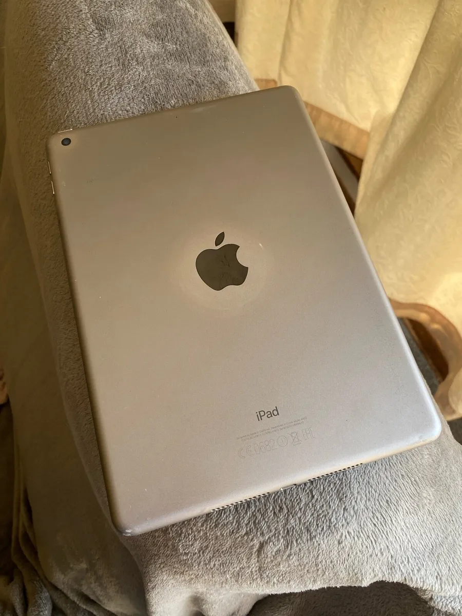 iPad 5th Gen (2017) 128GB - Image 2