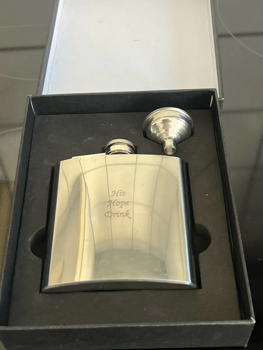 Hip flask with funnel €5 - Image 3