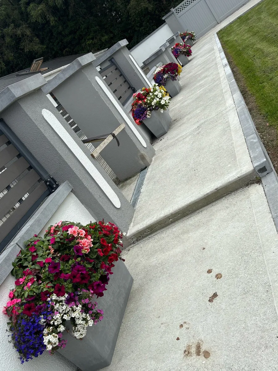 Outdoor planters - Image 2