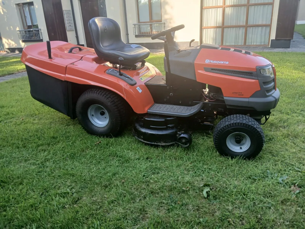 Ride on lawnmower - Image 1