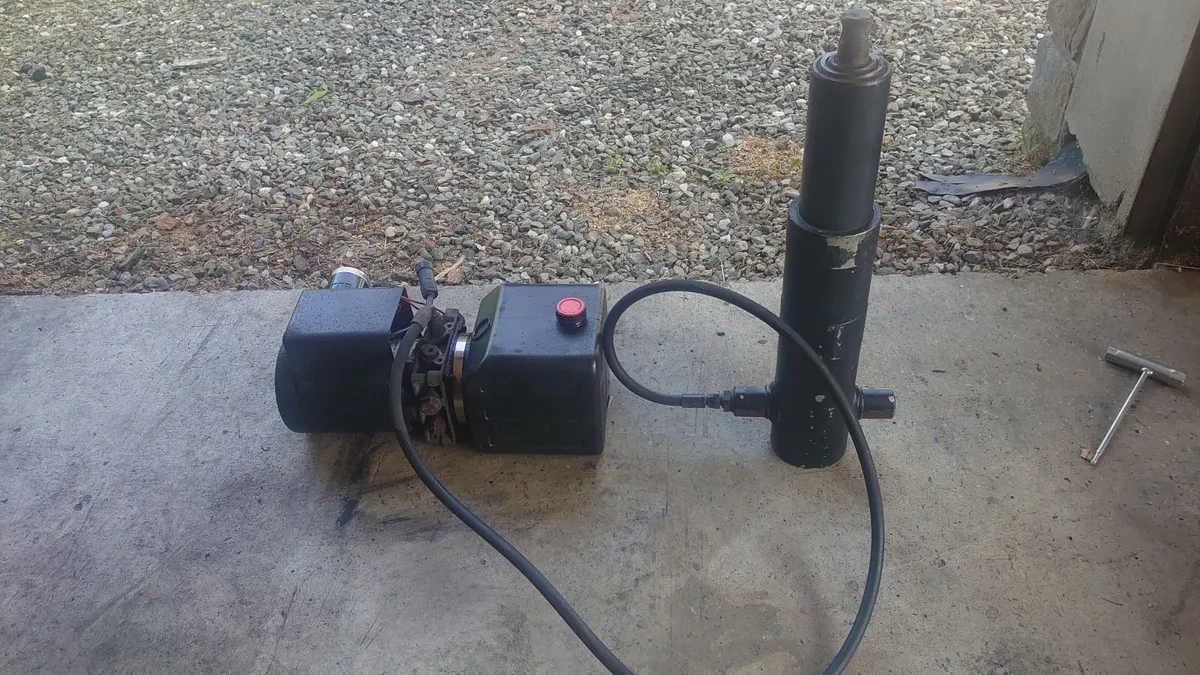 4 stage Hydraulic ram and power pack - Image 1
