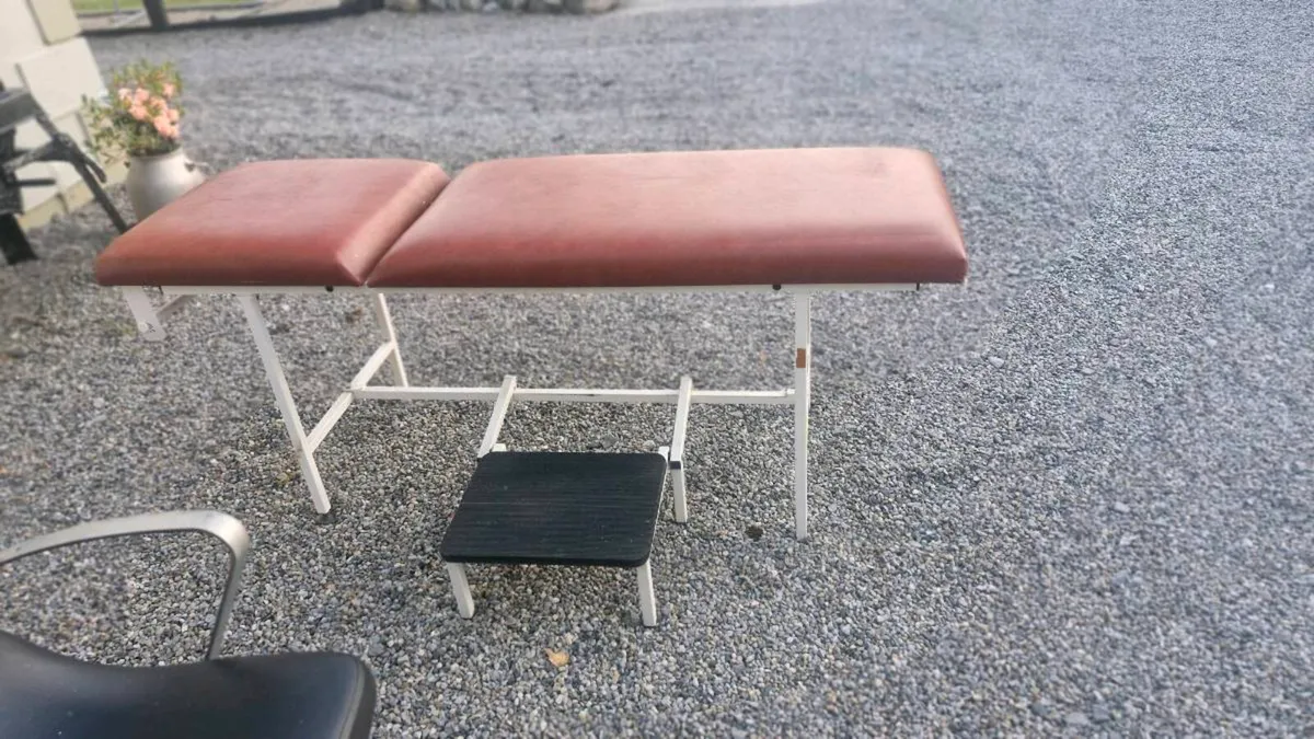 Hair salon sinks and chirs and treatment table - Image 3