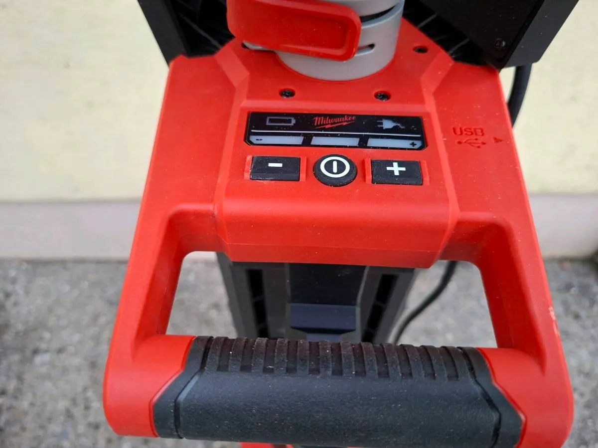 Milwaukee m18 site Light - Image 3