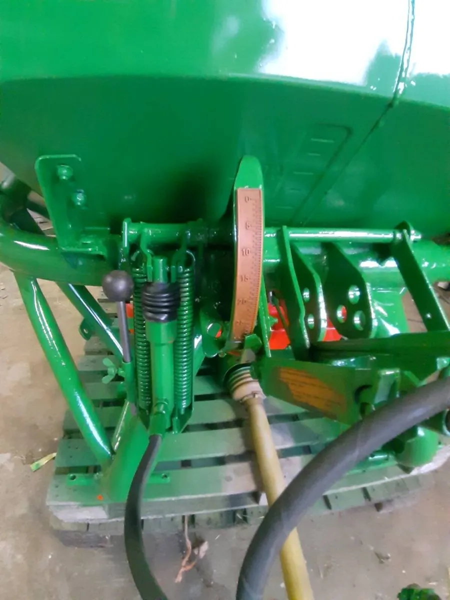 Amazone fertiliser spreader 1 tonne - Image 1