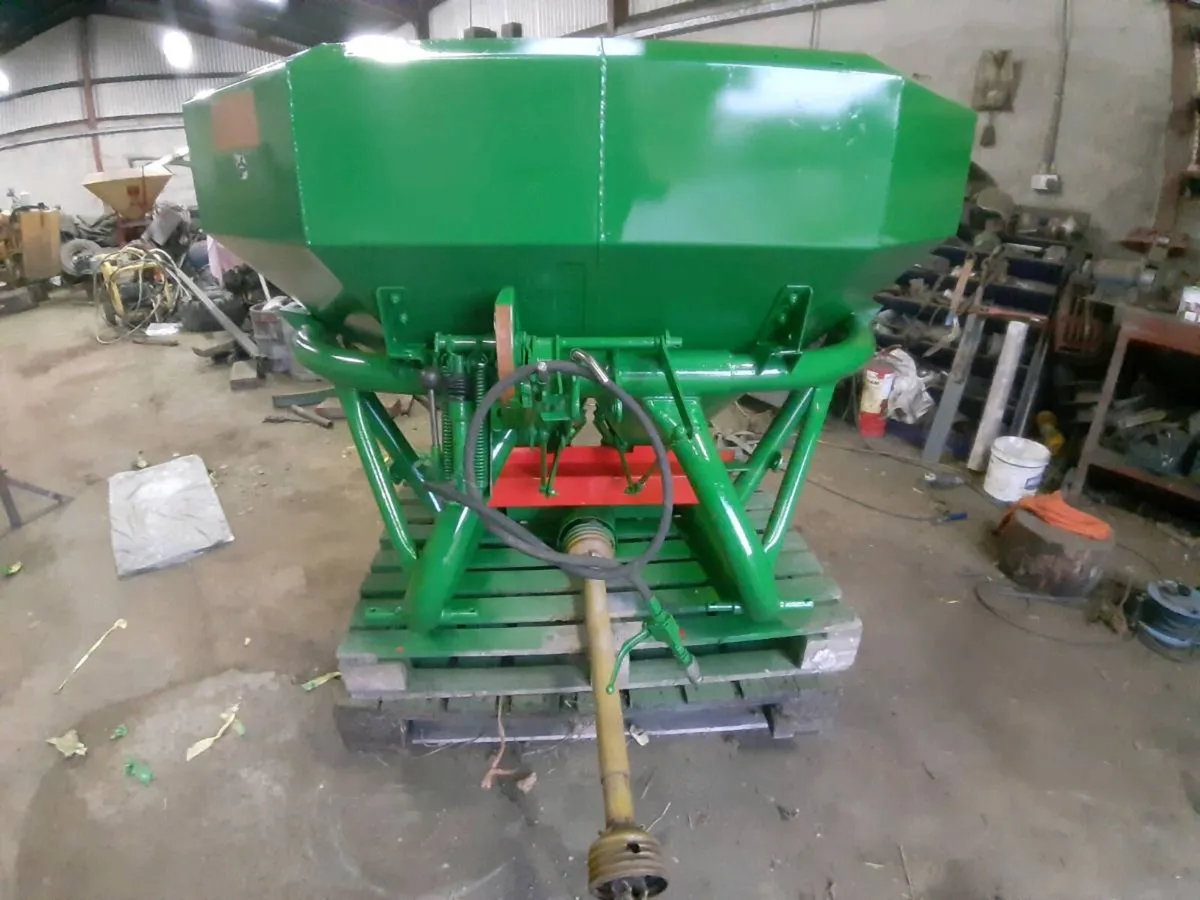 Amazone fertiliser spreader 1 tonne - Image 2